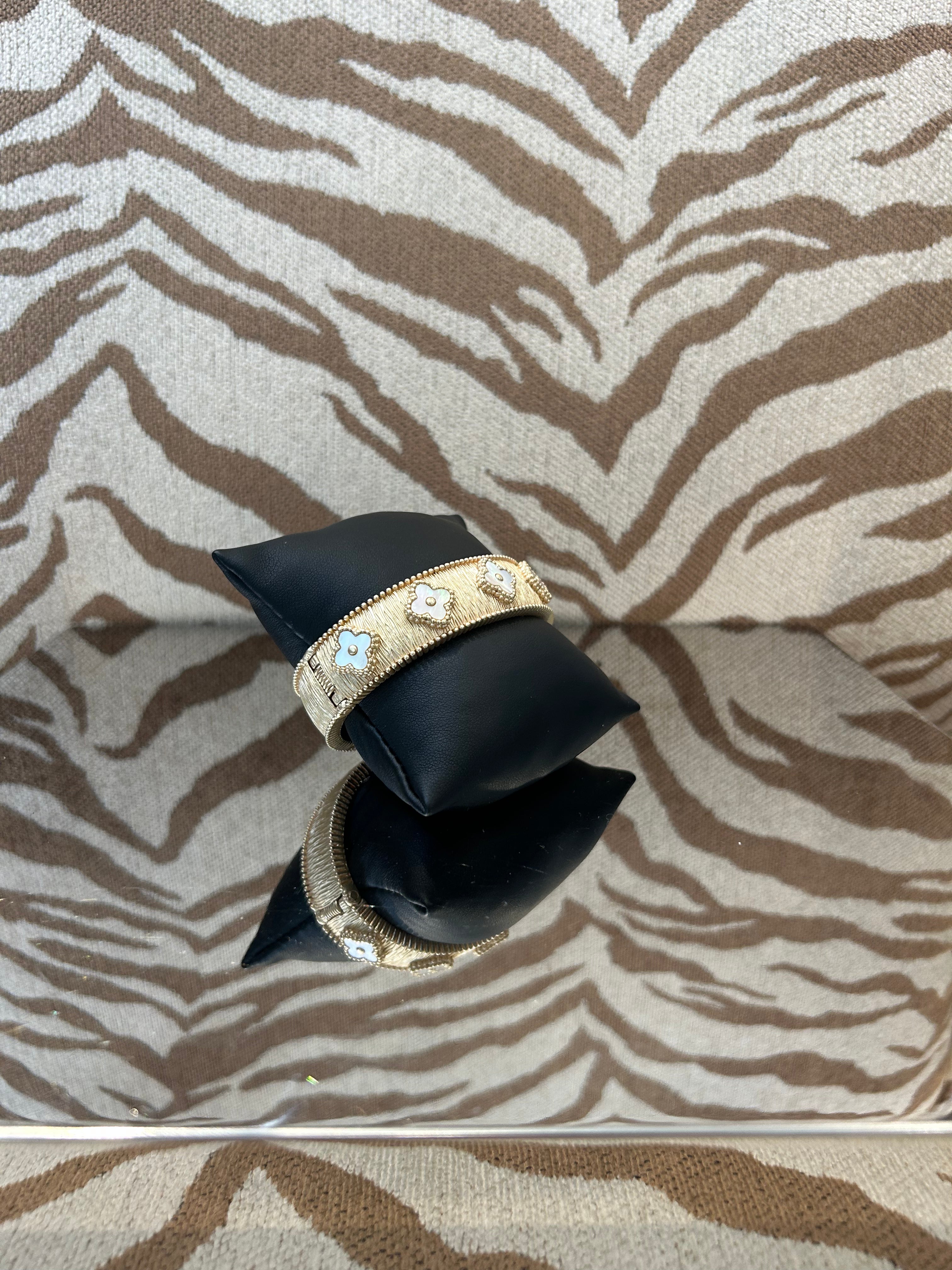 Lordane 22B5868 Gold Mop Clover Bangle