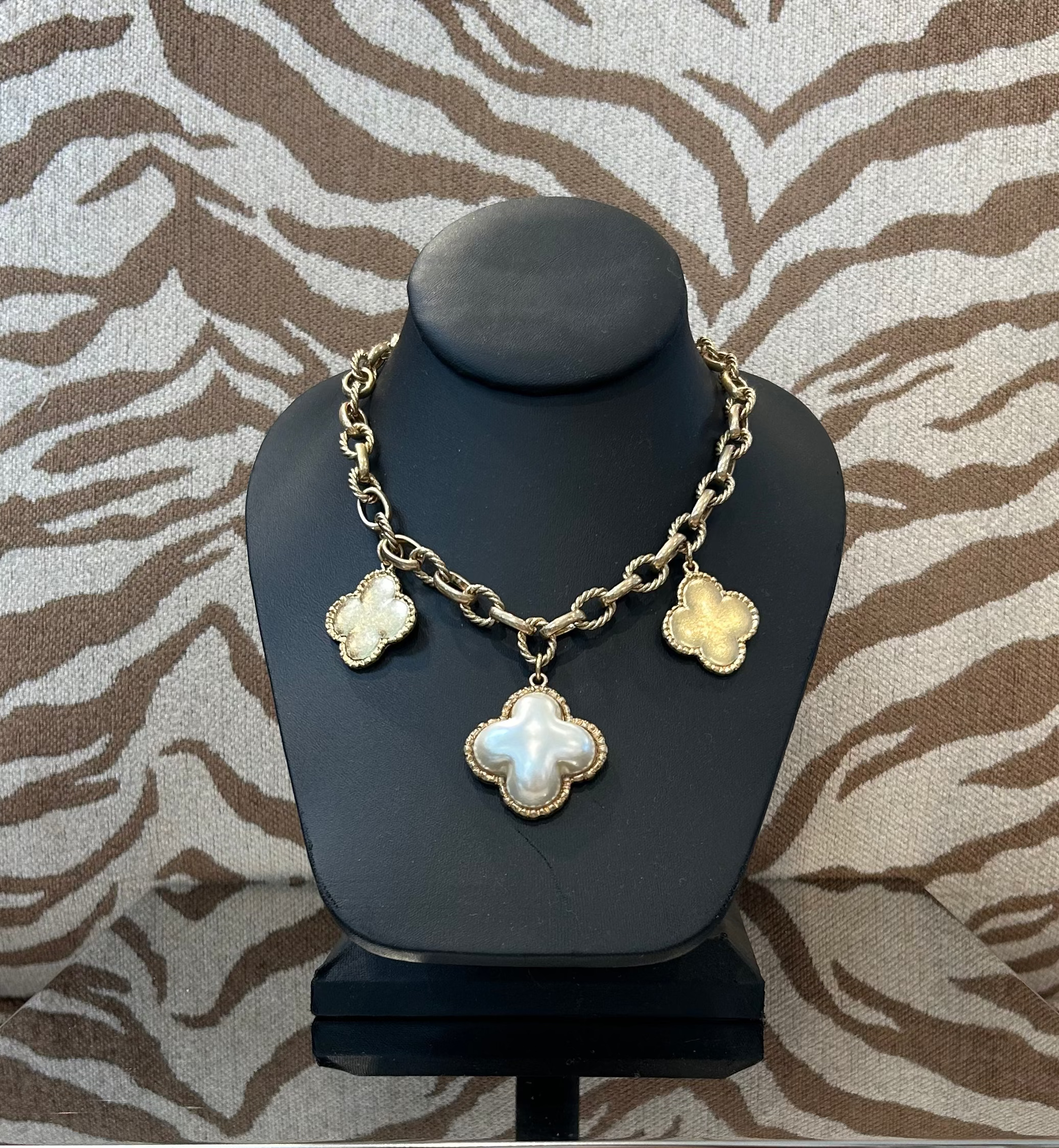Lordane 14N8822 Warm Gold Clover Charm Short Necklace